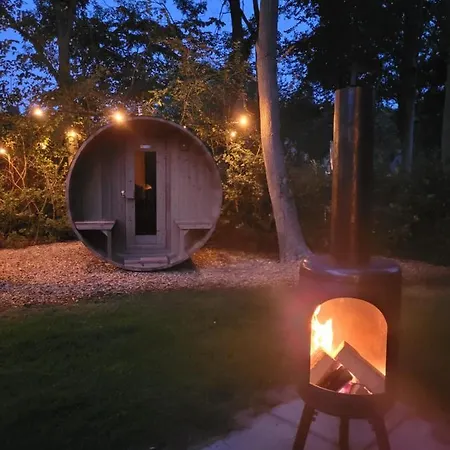 Dom wakacyjny Retro Chic Wellness Met Hottub & Sauna Ewijk