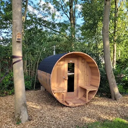 Retro Chic Wellness Met Hottub & Sauna * Ewijk