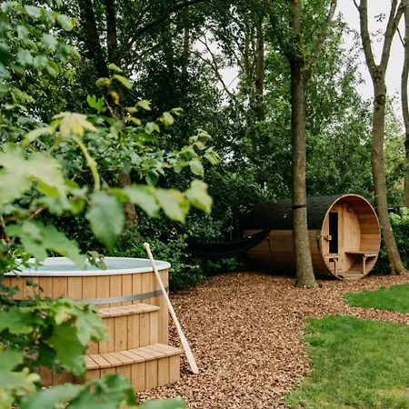 Retro Chic Wellness Met Hottub & Sauna