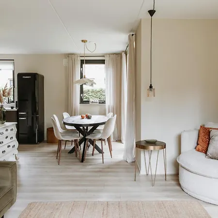 Retro Chic Wellness Met Hottub & Sauna
