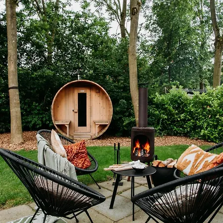 Retro Chic Wellness Met Hottub & Sauna