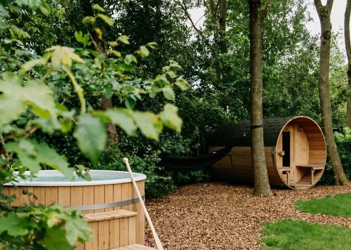 Retro Chic Wellness Met Hottub & Sauna