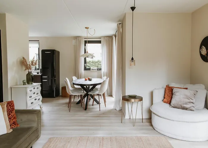 Retro Chic Wellness Met Hottub & Sauna