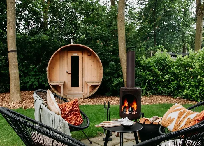 Retro Chic Wellness Met Hottub & Sauna